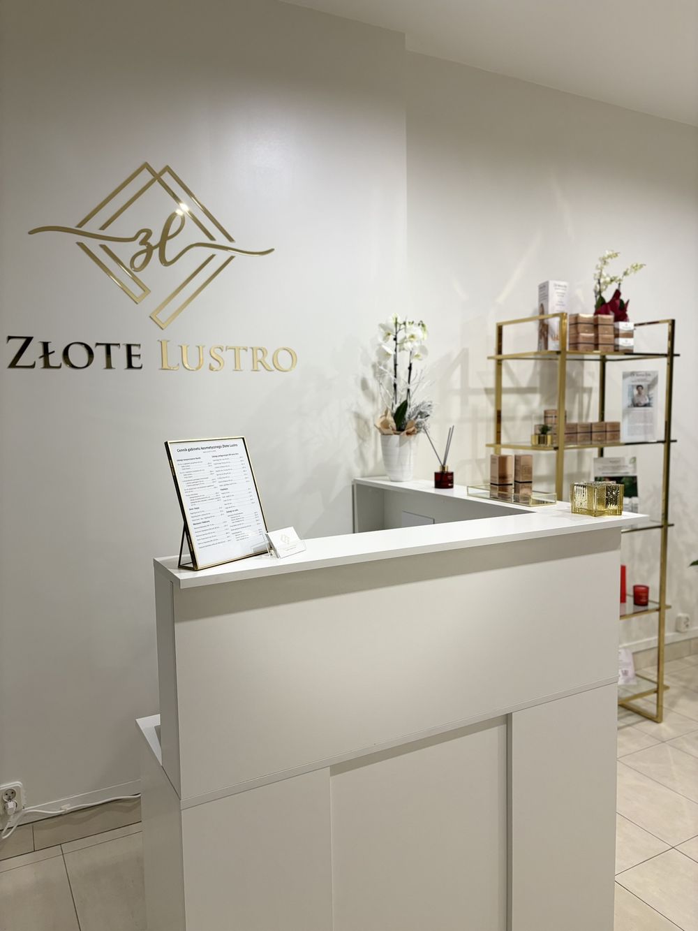 Malowanie paznokci podczas zabiegu manicure w gabinecie Złote Lustro