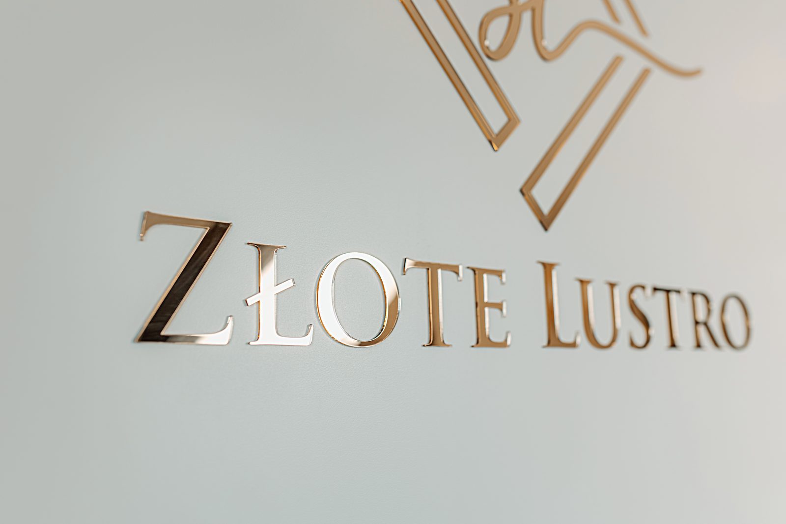 Złocony szyld z logo gabinetu kosmetycznego Złote Lustro w Bełchatowie